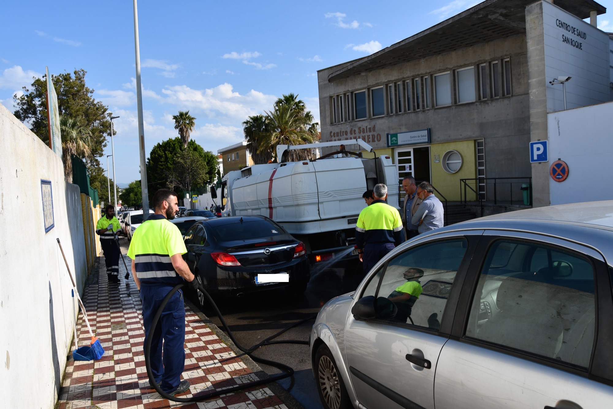 Limpieza de choque en la Avenida Carlos Pacheco y en la barriada de La Torrecilla San Roque